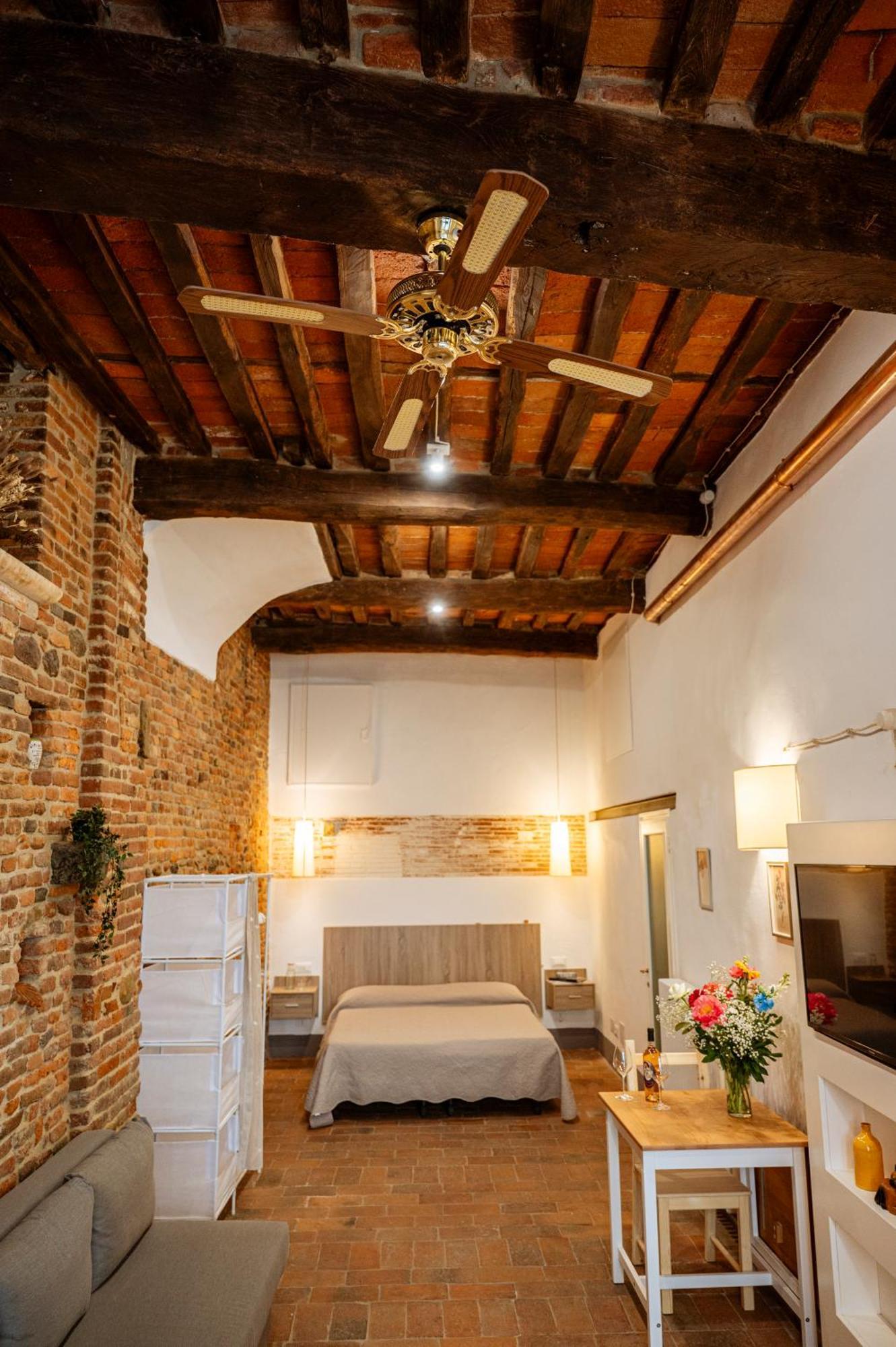 Antica Casa Dei Rassicurati Bed & Breakfast Монтекарло Екстериор снимка