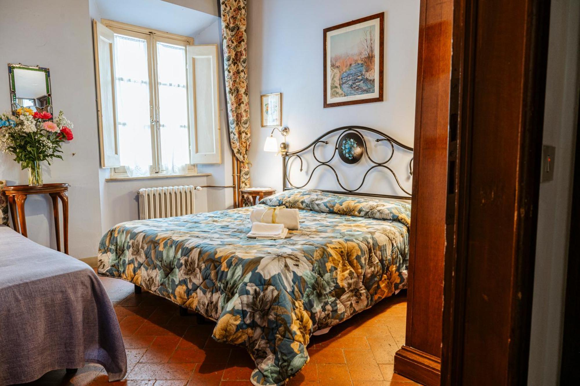 Antica Casa Dei Rassicurati Bed & Breakfast Монтекарло Екстериор снимка
