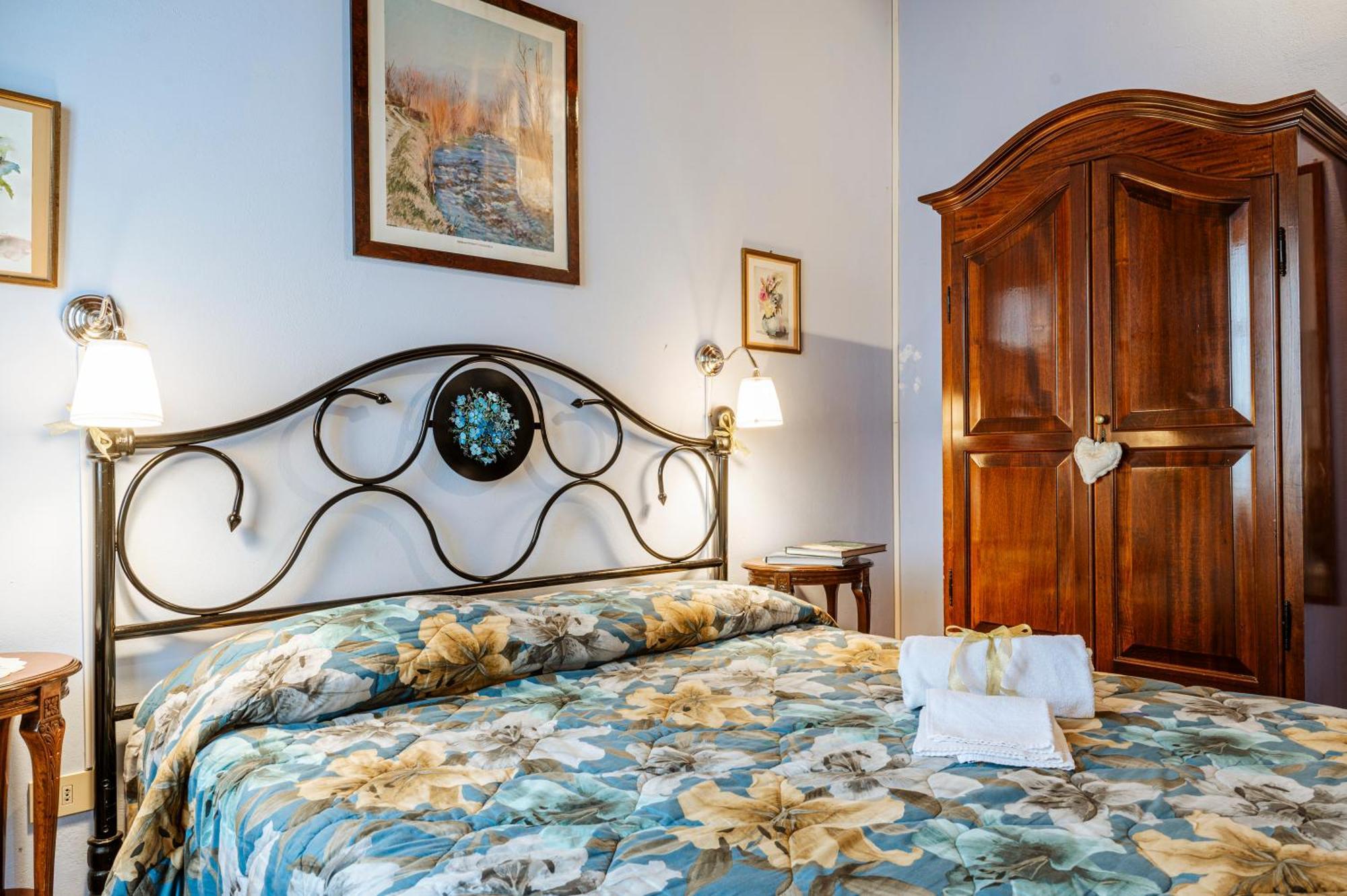 Antica Casa Dei Rassicurati Bed & Breakfast Монтекарло Екстериор снимка