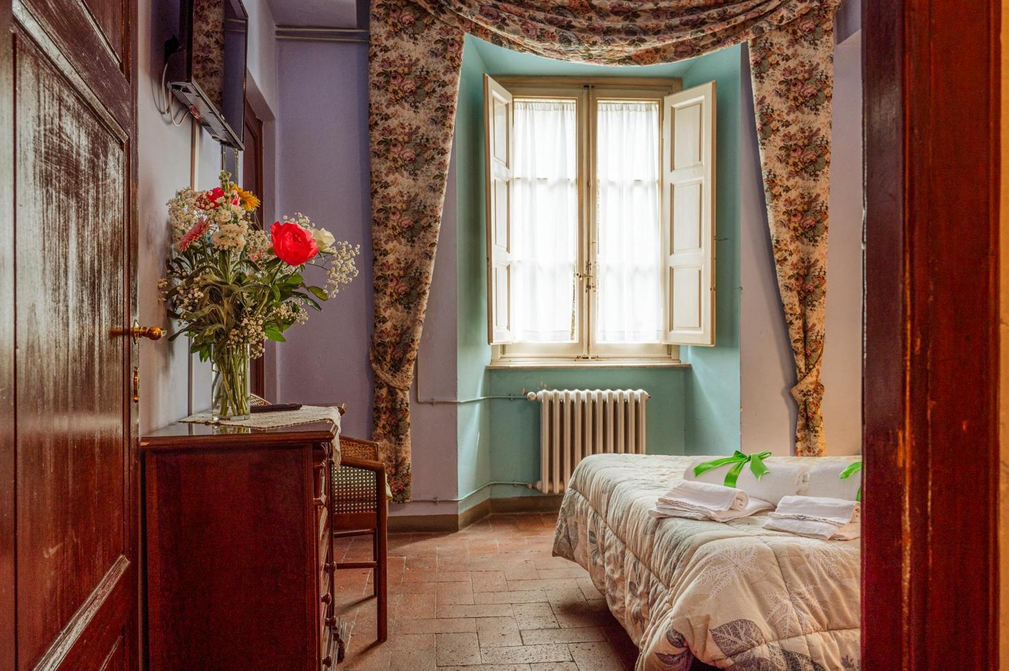 Antica Casa Dei Rassicurati Bed & Breakfast Монтекарло Екстериор снимка