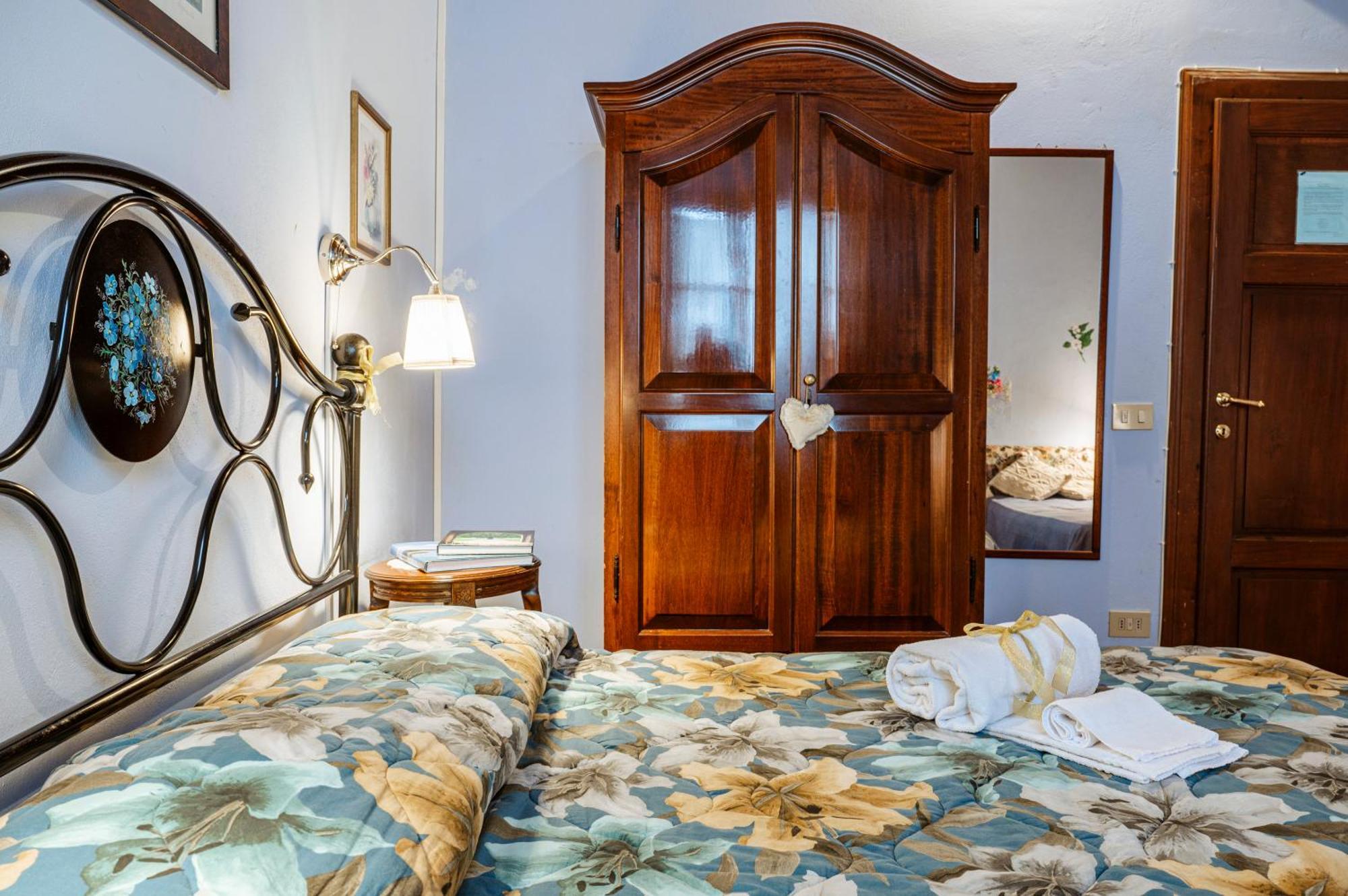 Antica Casa Dei Rassicurati Bed & Breakfast Монтекарло Екстериор снимка